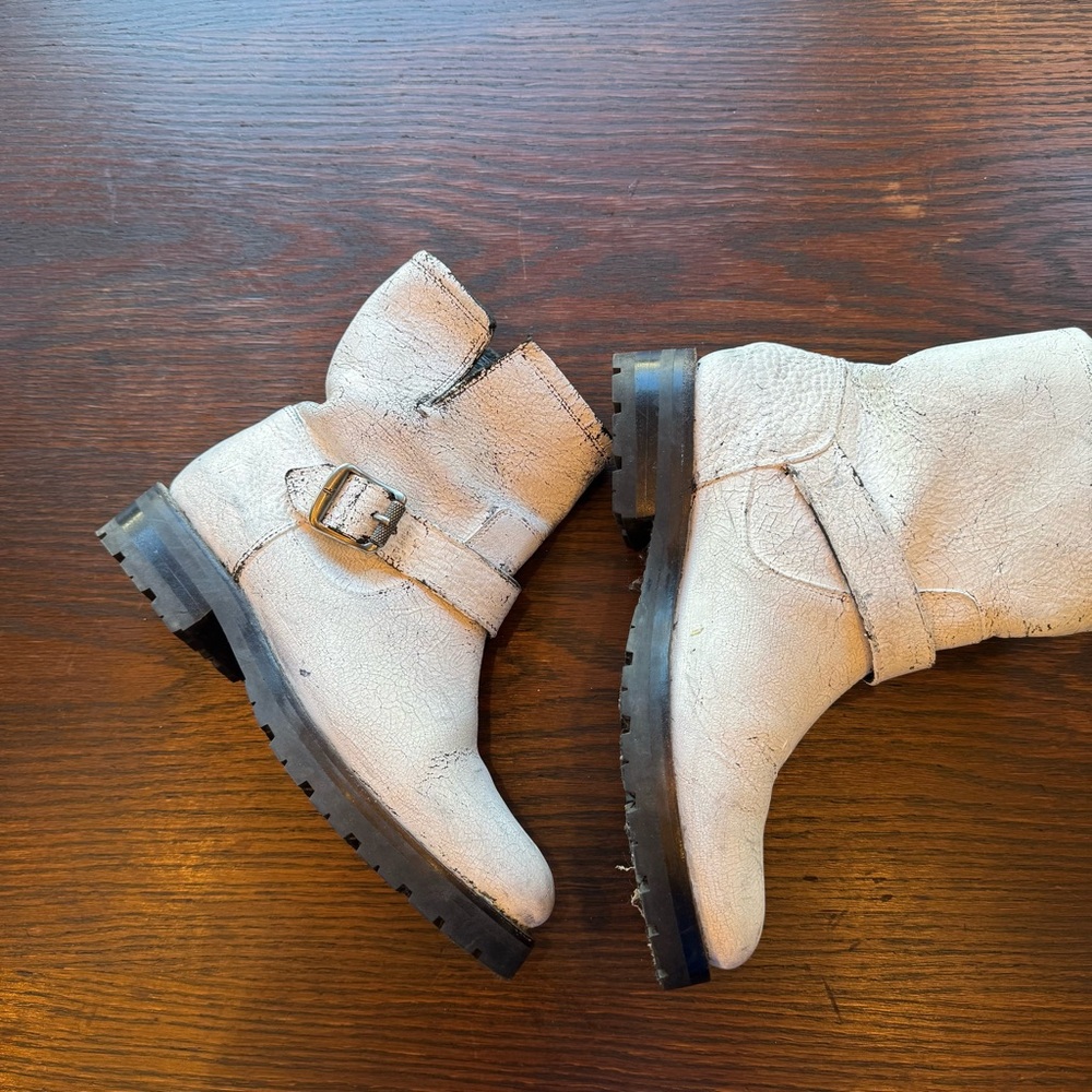 NWOT Frye Natalie Short Engineer Lug Boots - Distressed White - sz 7